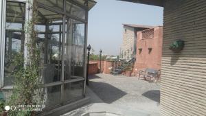 Blessings Noida Home stay في نويدا: باب زجاجي مفتوح على مبنى مع فناء