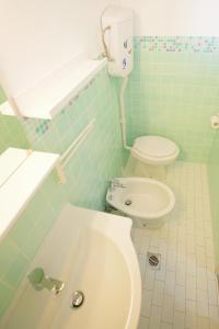 マロッタにあるDonatella Mini Apartmentのバスルーム(トイレ、洗面台付)