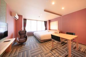 Habitación de hotel con cama y escritorio en Marukyoo, en Nikko
