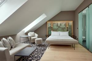 a bedroom with a bed and a couch at Le Méridien Vienna in Vienna