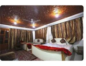 ein Schlafzimmer mit einem Bett und einer Badewanne in einem Boot in der Unterkunft Gulab Resort, Srinagar in Srinagar
