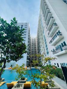 uma vista para um grande edifício de apartamentos com uma piscina em Jhezzstuffs staycation em Iloilo