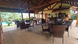 restauracja ze stołami i krzesłami oraz basenem w obiekcie Alona42 Resort w Panglao City
