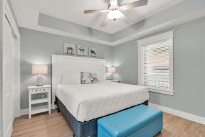 - une chambre avec un lit et un ventilateur de plafond dans l'établissement Calypso 3-205, à Panama City Beach