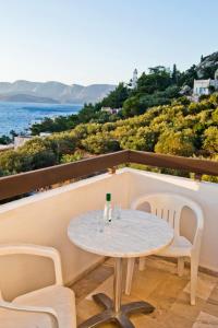 una mesa en un balcón con vistas al océano en Pegasus, en Masouri