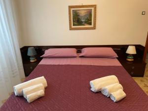 1 dormitorio con 1 cama grande y 2 almohadas en Casa vacanza dai Nonni Ntoni, en Acquarica del Capo