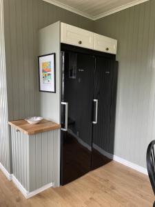 einen schwarzen Kühlschrank in einem Zimmer mit einer Theke in der Unterkunft Pensionat Haga Öland in Löttorp