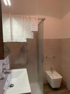 y baño con lavabo, ducha y aseo. en Casa vacanza dai Nonni Ntoni, en Acquarica del Capo