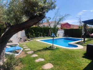 Bazén v ubytovaní Villa lujosa con spa, piscina y sala de juegos PRIVADOS alebo v jeho blízkosti