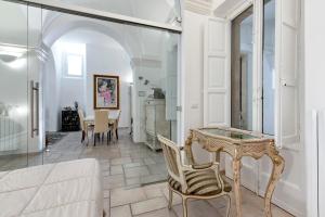 レッチェにあるAntoglietta 19 Suite & Apartment - Lecce Selectionのテーブルとソファのあるリビングルーム +38枚の写真
