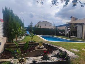 Bazén v ubytovaní Villa lujosa con spa, piscina y sala de juegos PRIVADOS alebo v jeho blízkosti