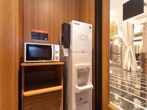 大阪市にあるアパホテル〈なんば心斎橋東〉の電子レンジ、冷蔵庫が備わります。