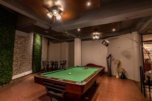 Biliár nebo kulečník v ubytování Kiwi Hotel