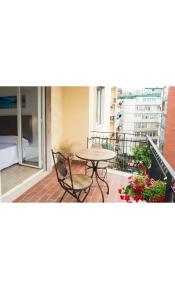 un patio con tavolo e sedie sul balcone. di B&b CasaCapaldo a Napoli