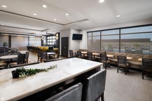 a restaurant with tables and chairs and a bar at SpringHill Suites by Marriott Milpitas Silicon Valley in Milpitas