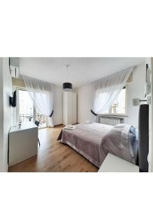 Schlafzimmer mit einem Bett, einem Schreibtisch und Fenstern in der Unterkunft B&b CasaCapaldo in Neapel