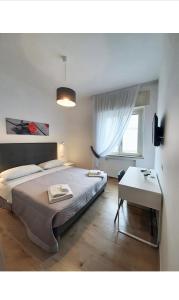 una camera con letto, tavolo e finestra di B&b CasaCapaldo a Napoli