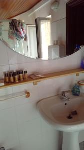 bagno con lavandino e specchio di Centro Spotorno-Melting Pot a Spotorno