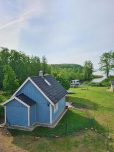 een blauw huis met zonnepanelen op het dak bij Ferienhuette in Altfriesack