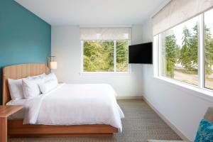 Element Seattle Redmond客房内的一张或多张床位