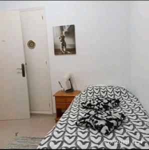 Cama o camas de una habitación en Camera privata singola in appartamento, bagno in comune, aria condizionata caldo freddo, WIFI, TV