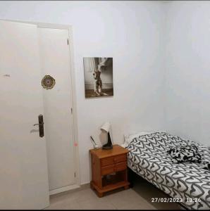 Cama o camas de una habitación en Camera privata singola in appartamento, bagno in comune, aria condizionata caldo freddo, WIFI, TV