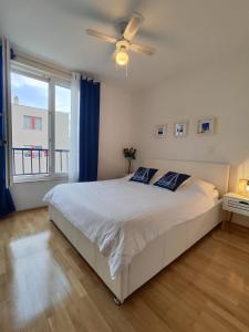- une chambre avec un grand lit et un ventilateur de plafond dans l'établissement Beach Pearl Apartment, à Split