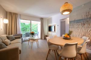 a living room with a table and a couch at Dolce Vita Plage et St Tropez - 10 in Saint-Tropez