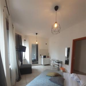 een slaapkamer met een bed en een woonkamer met een tafel bij B&B 30 mt dal Duomo in Benevento