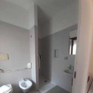 een witte badkamer met een wastafel en een toilet bij B&B 30 mt dal Duomo in Benevento