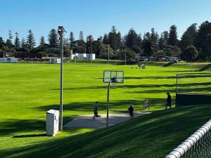 Un groupe de joueurs de basket dans un parc dans l'établissement 2 Minute walk from the Waters Edge, à Perth
