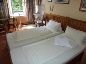Postel nebo postele na pokoji v ubytování Hotel Pension Waizenegger am Kurfürstendamm