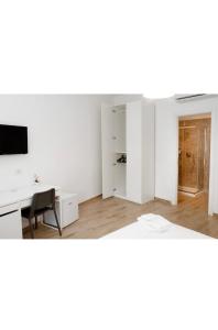 a white room with a desk and a computer at B&b CasaCapaldo in Naples