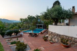 vista sul cortile di una casa con piscina di Villa with pool & jacuzzi a Taormina