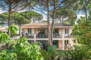 budynek z drzewami przed nim w obiekcie Farniente Saint Tropez IV w Saint-Tropez