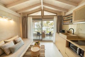 Kuchyňa alebo kuchynka v ubytovaní MAKO Sea & Suites