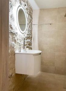 a bathroom with a sink and a mirror at Lucy's Home in Riglia