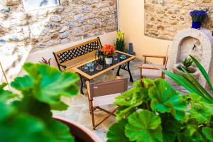 a living room with a table and some plants at Lucy's Home in Riglia