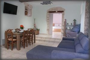 a living room with a blue couch and a table at Lucy's Home in Riglia