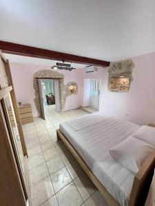 a bedroom with a large bed in a room at Lucy's Home in Riglia