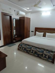 Een bed of bedden in een kamer bij Hotel LAAKHAN BY GHUMO UDAIPUR