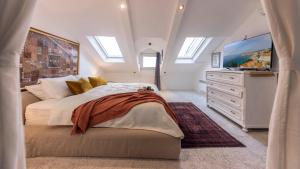 sypialnia z dużym łóżkiem i telewizorem w obiekcie Dubrovnik Old Town Apartments w Dubrowniku