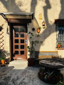 un banco sentado frente a un edificio con una puerta en Charmant deux pièces au calme, en Mougins