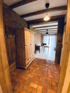 Habitación con armario de madera y piano. en Lawendowy Domek en Ruciane-Nida