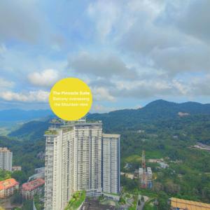 un cartello giallo sulla cima di un edificio di Geo38 Genting 3Bed2Bath 10 pax High Floor Free WiFi a Resorts World Genting