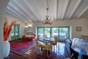 Χώρος καθιστικού στο Villa with pool & jacuzzi