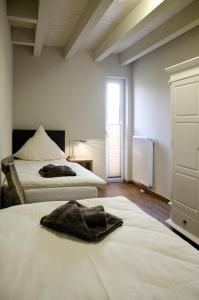 a bedroom with two beds and a window at Ferienwohnungen Boddenfischer in Born