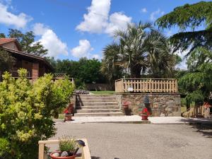 蒙提亞諾的住宿－Agriturismo Pian dell'Osa，房屋设有楼梯、栅栏和树木