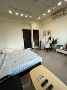 1 dormitorio con 1 cama grande y 1 mesa en American Style Rende, en Tainan