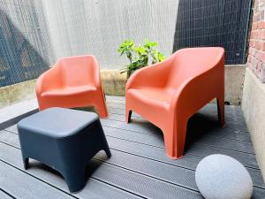 2 chaises et un tabouret assis sur une terrasse dans l'établissement Le JOY, studio au coeur de la ville, à Beauvais